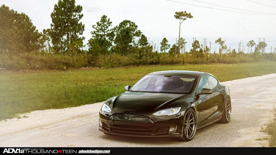  Tesla Model S by ADV.1 Wheels 2014 года  (фото 7 из 21)